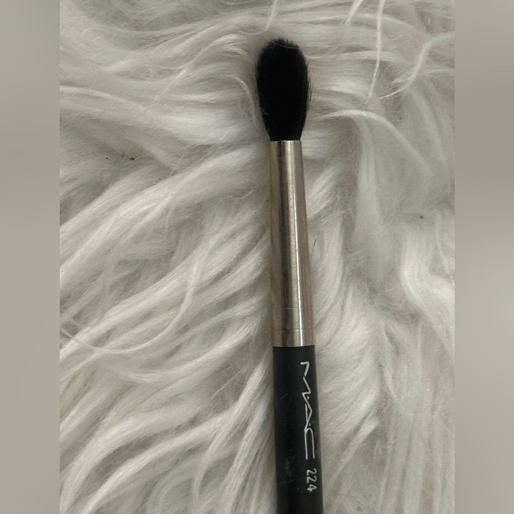 NEW!! MAC 224 Blending Brush